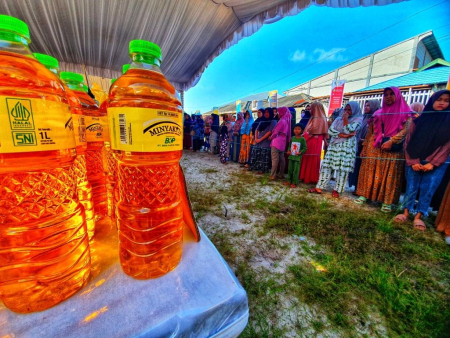ANTRE MEMBELI MINYAK GORENG
