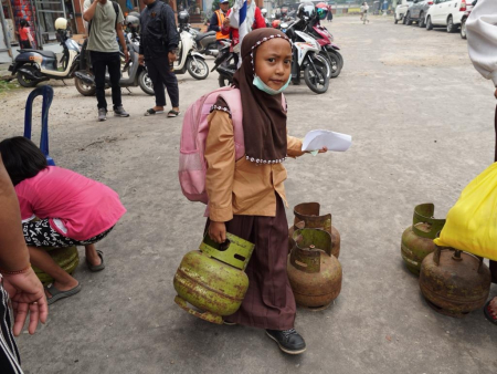 MEMBAWA TABUNG GAS ELPIJI 3 Kg