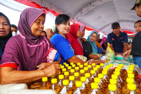 ANTRE MEMBELI MINYAK GORENG
