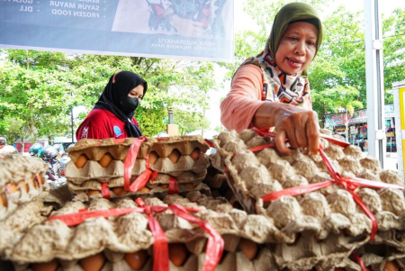 MEMBELI TELUR AYAM RAS