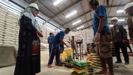 STOK BERAS DI BULOG