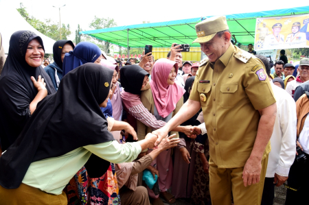 SAMBUT GUBERNUR DI PASAR MURAH