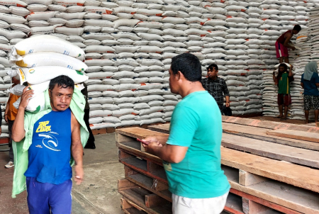 STOK BERAS di GUDANG BULOG