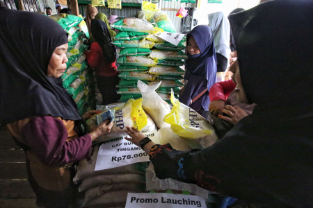 LAYANI PEMBELI DI GERAI TPID