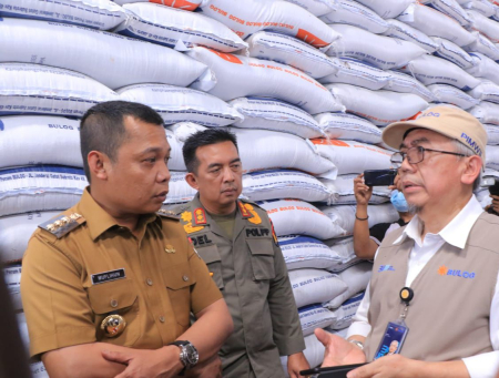  TINJAU STOK BERAS DI GUDANG BULOG KOTA PEKANBARU