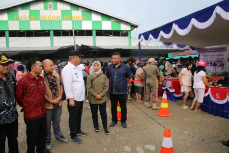 PJ GUBERNUR KALBAR TINJAU GERAKAN PANGAN MURAH