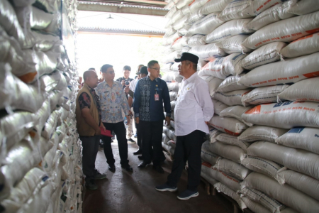 PJ GUBERNUR KALBAR TINJAU STOK BERAS KAPUAS HULU
