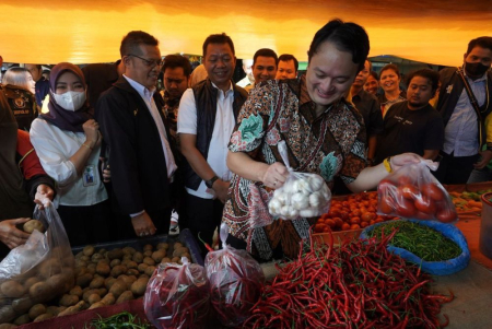 WAKIL MENTERI PERDAGANGAN TINJAU PASAR PEKANBARU 