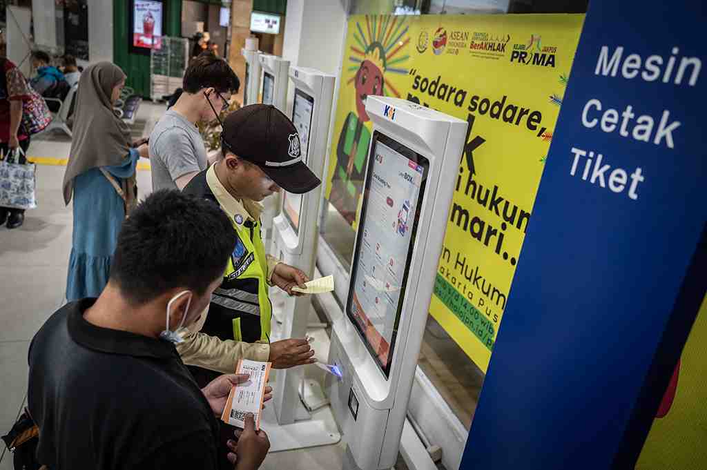 PENJUALAN TIKET KERETA API JELANG LEBARAN