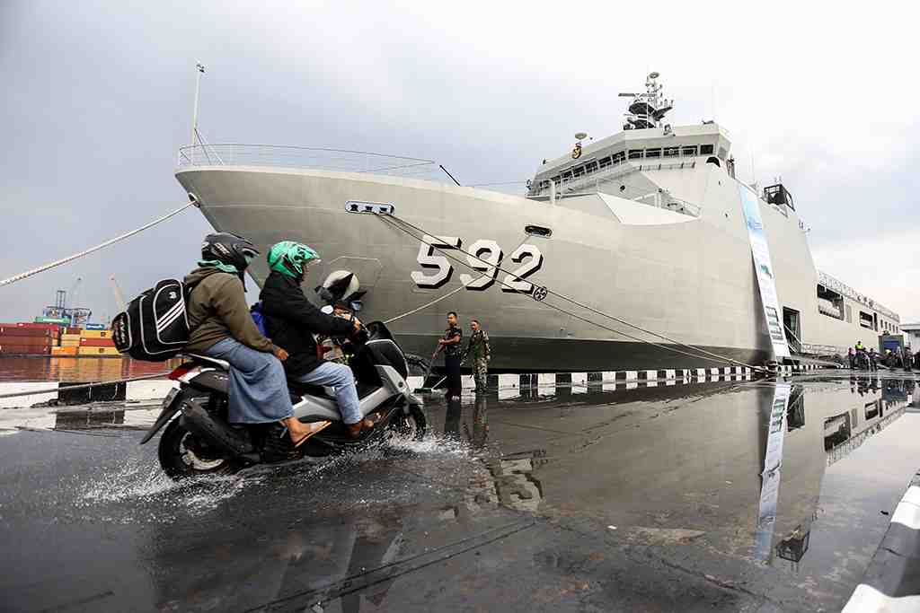 MUDIK GRATIS MENGGUNAKAN KAPAL TNI AL
