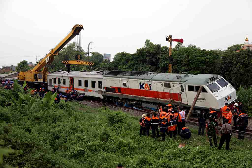 EVAKUASI KERETA API ANJLOK DI SIDOARJO