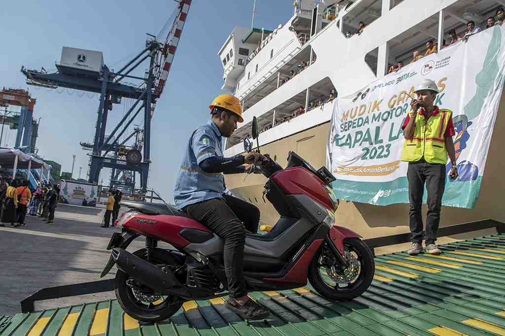 MUDIK GRATSI SEPEDA MOTOR KAPAL LAUT