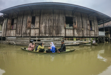 WARGA GUNAKAN PERAHU UNTUK ALAT TRANSPORTASI