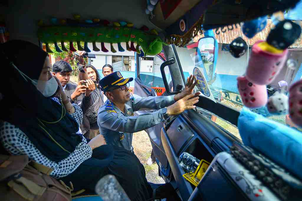 PEMERIKSAAN ANGKUTAN LEBARAN DI PADANG