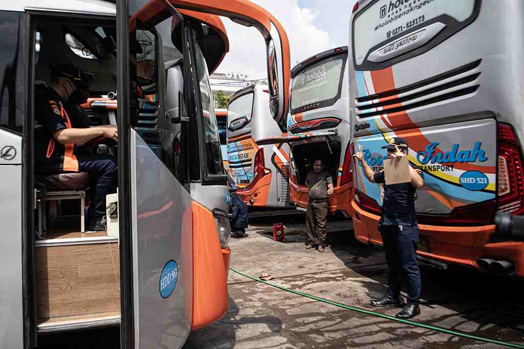 PEMERIKSAAN KELAIKAN BUS DI PALEMBANG