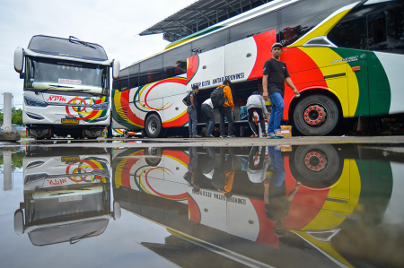 ARUS MUDIK DI TERMINAL BUS PADANG