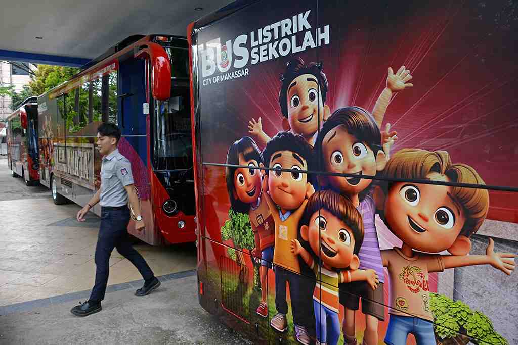 BUS LISTRIK UNTUK ANAK SEKOLAH DI MAKASSAR