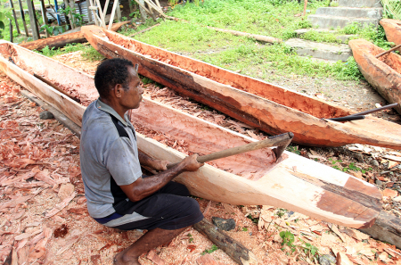 PEMBUAT PERAHU TRADISIONAL SENTANI