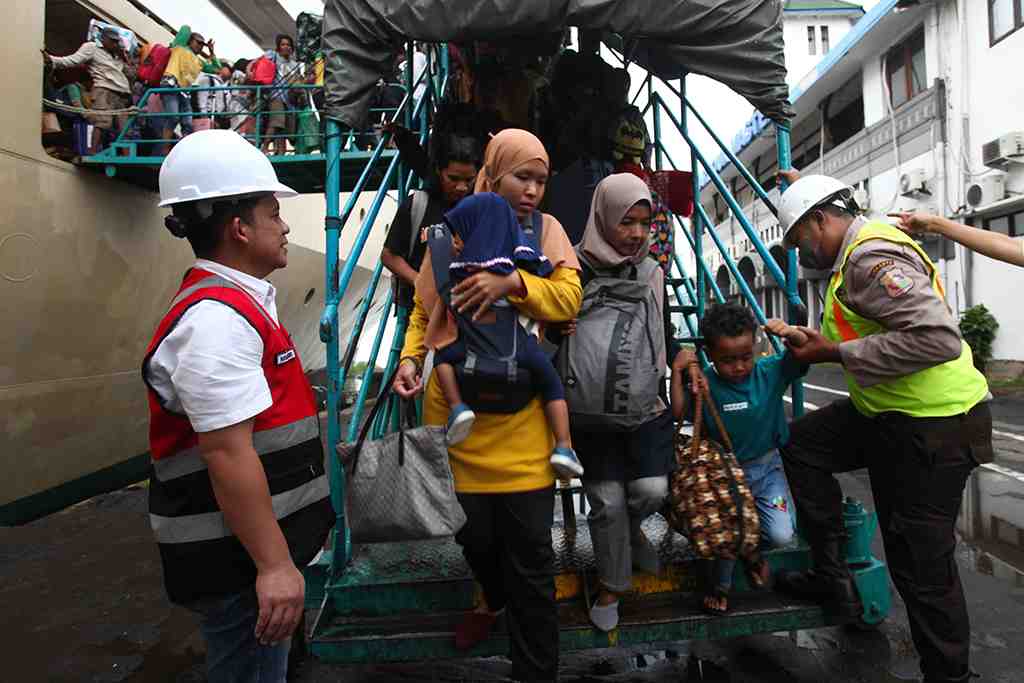 PEMUDIK DI PELABUHAN TANJUNG PERAK SURABAYA