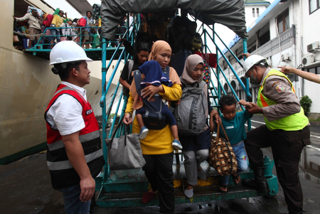 PEMUDIK DI PELABUHAN TANJUNG PERAK SURABAYA