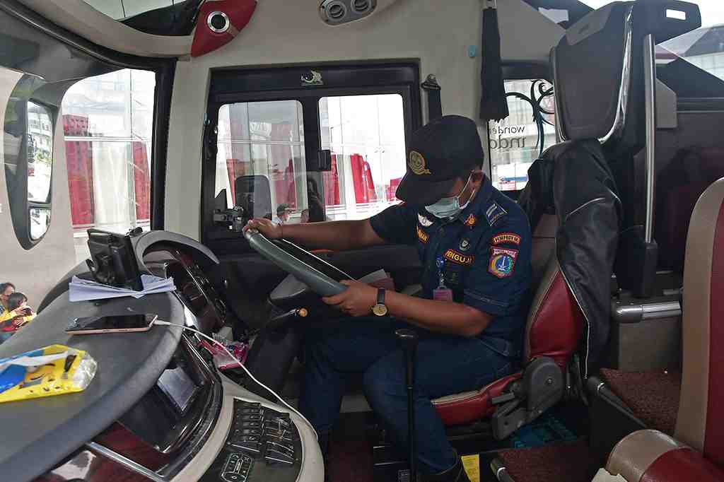 PEMERIKSAAN KELAYAKAN BUS DI TERMINAL PULO GEBANG
