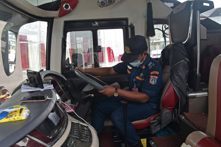 PEMERIKSAAN KELAYAKAN BUS DI TERMINAL PULO GEBANG