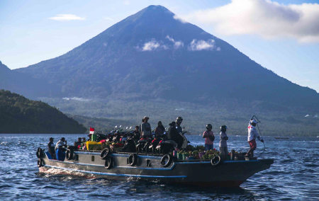 PELAYARAN 24 JAM TERNATE-TIDORE DI HARI NUSANTARA