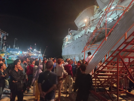 EVAKUASI WISATAWAN TERJEBAK DI KARIMUNJAWA 