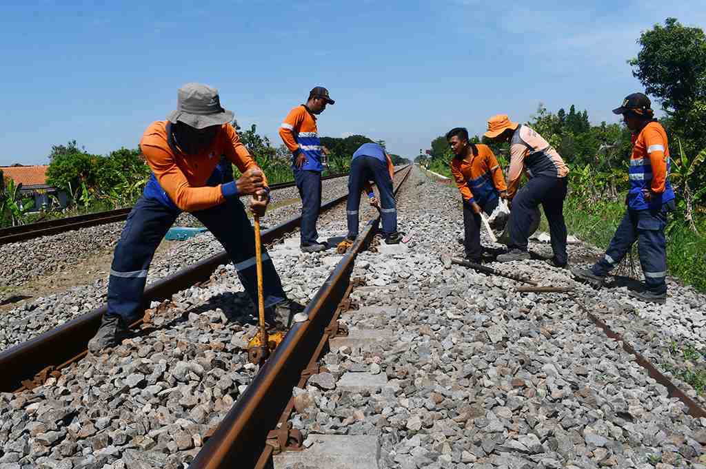 PERAWATAN JALUR KA JELANG MASA ANGKUTAN LEBARAN