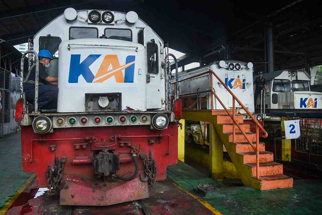 PERAWATAN KERETA API JELANG MUDIK