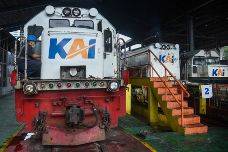 PERAWATAN KERETA API JELANG MUDIK