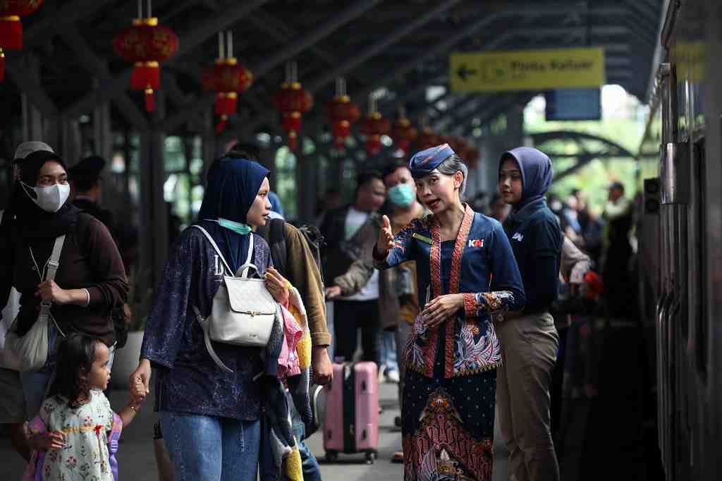 ARUS PENUMPANG KA SAAT LIBUR PANJANG DI SURABAYA