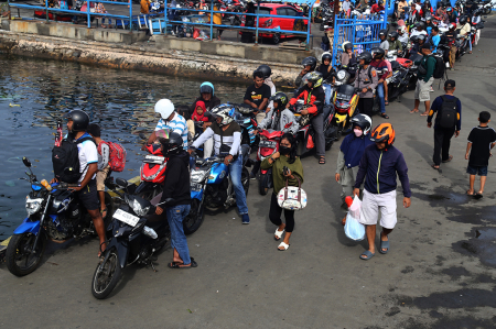 LONJAKAN PENUMPANG PENYEBERANGAN ANTARPULAU JELANG RAMADAN 