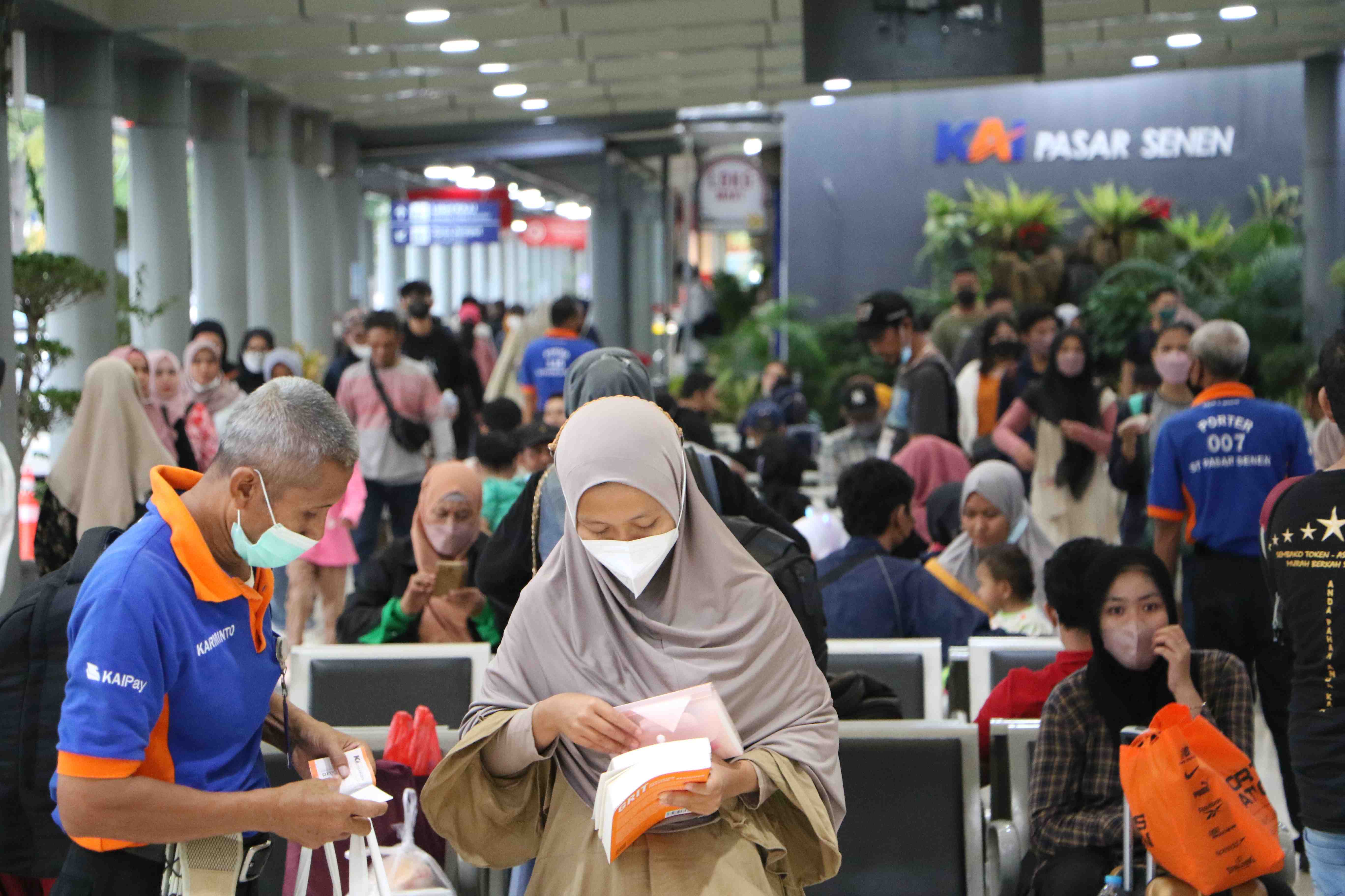 LIBUR NATARU STASIUN PASAR SENEN MENGALAMI PENINGKATAN