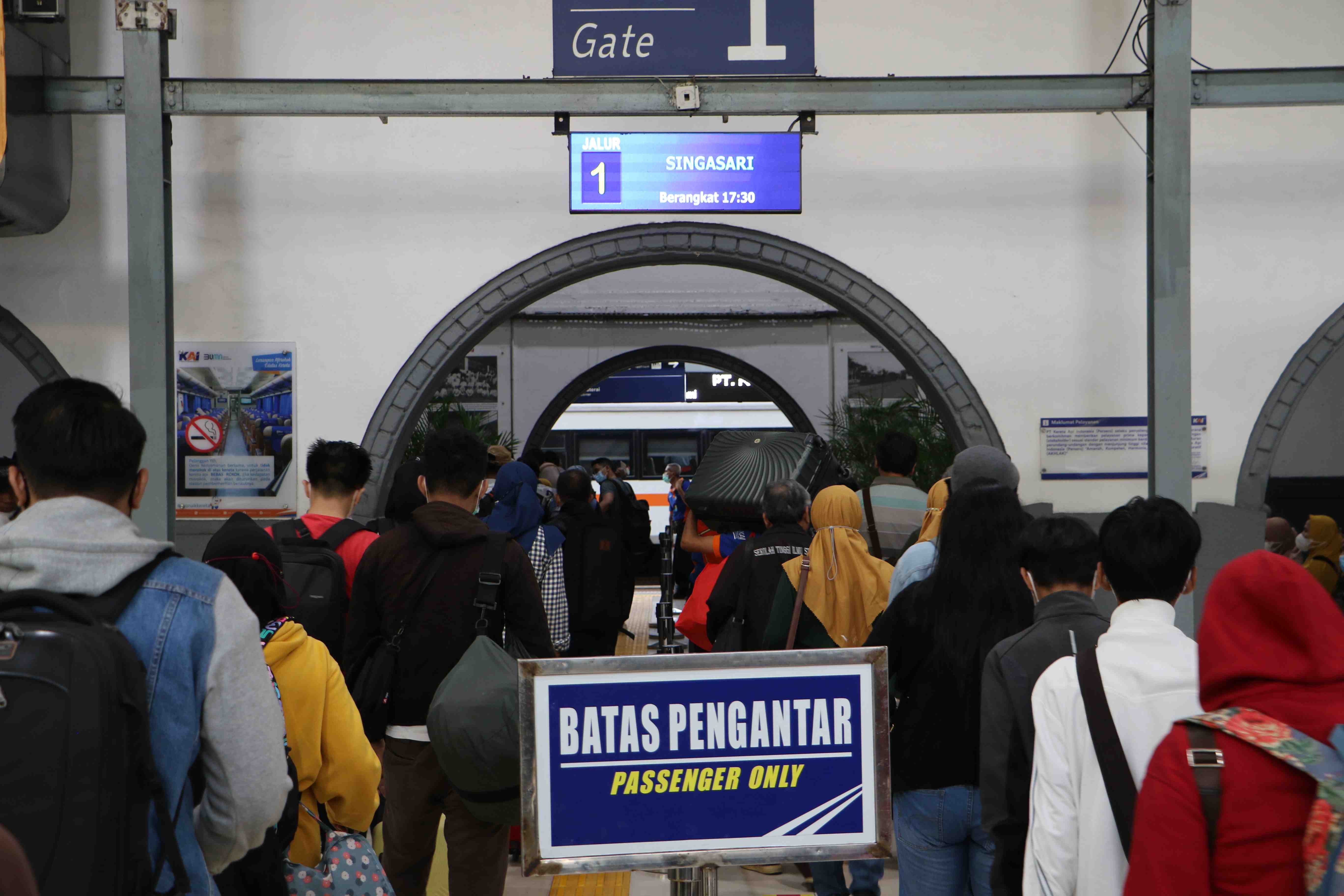 LIBUR NATARU STASIUN PASAR SENEN MENGALAMI PENINGKATAN
