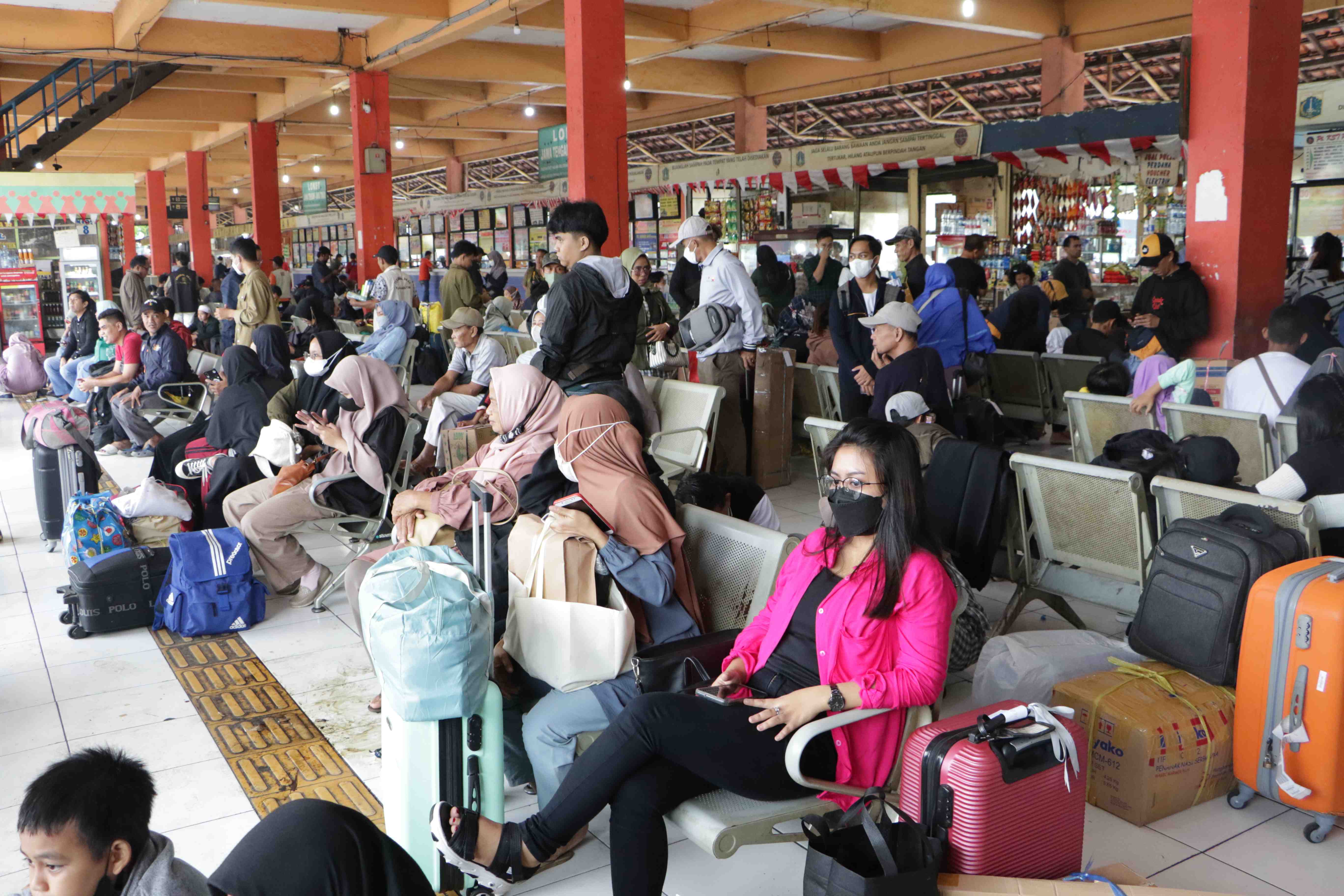 TERMINAL KAMPUNG RAMBUTAN MULAI DIPADATI PEMUDIK