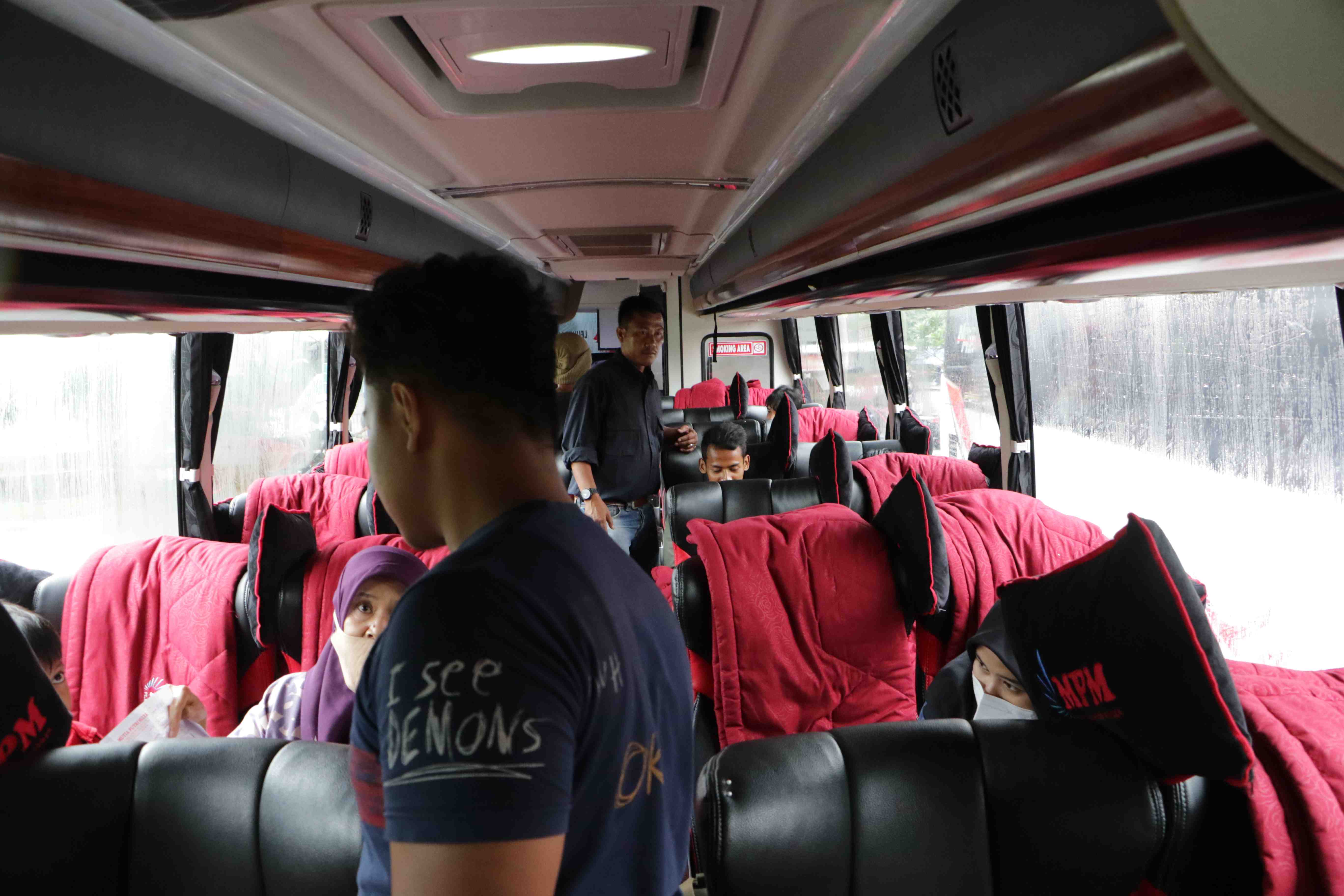 TERMINAL KAMPUNG RAMBUTAN MULAI DIPADATI PEMUDIK