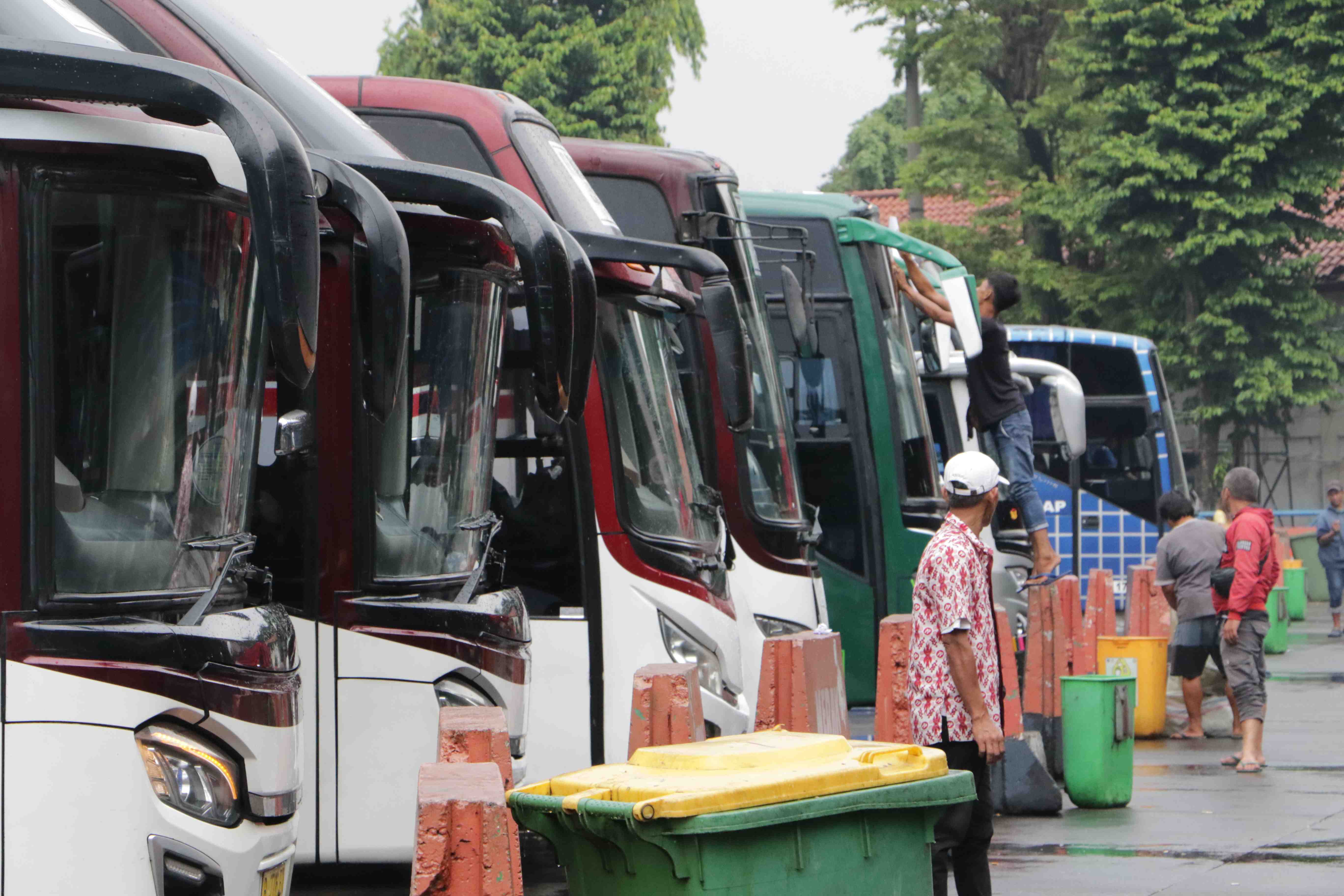 TERMINAL KAMPUNG RAMBUTAN MULAI DIPADATI PEMUDIK