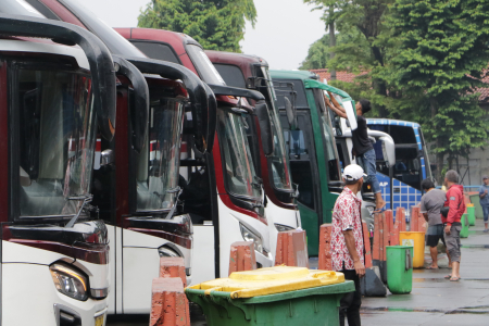 TERMINAL KAMPUNG RAMBUTAN MULAI DIPADATI PEMUDIK