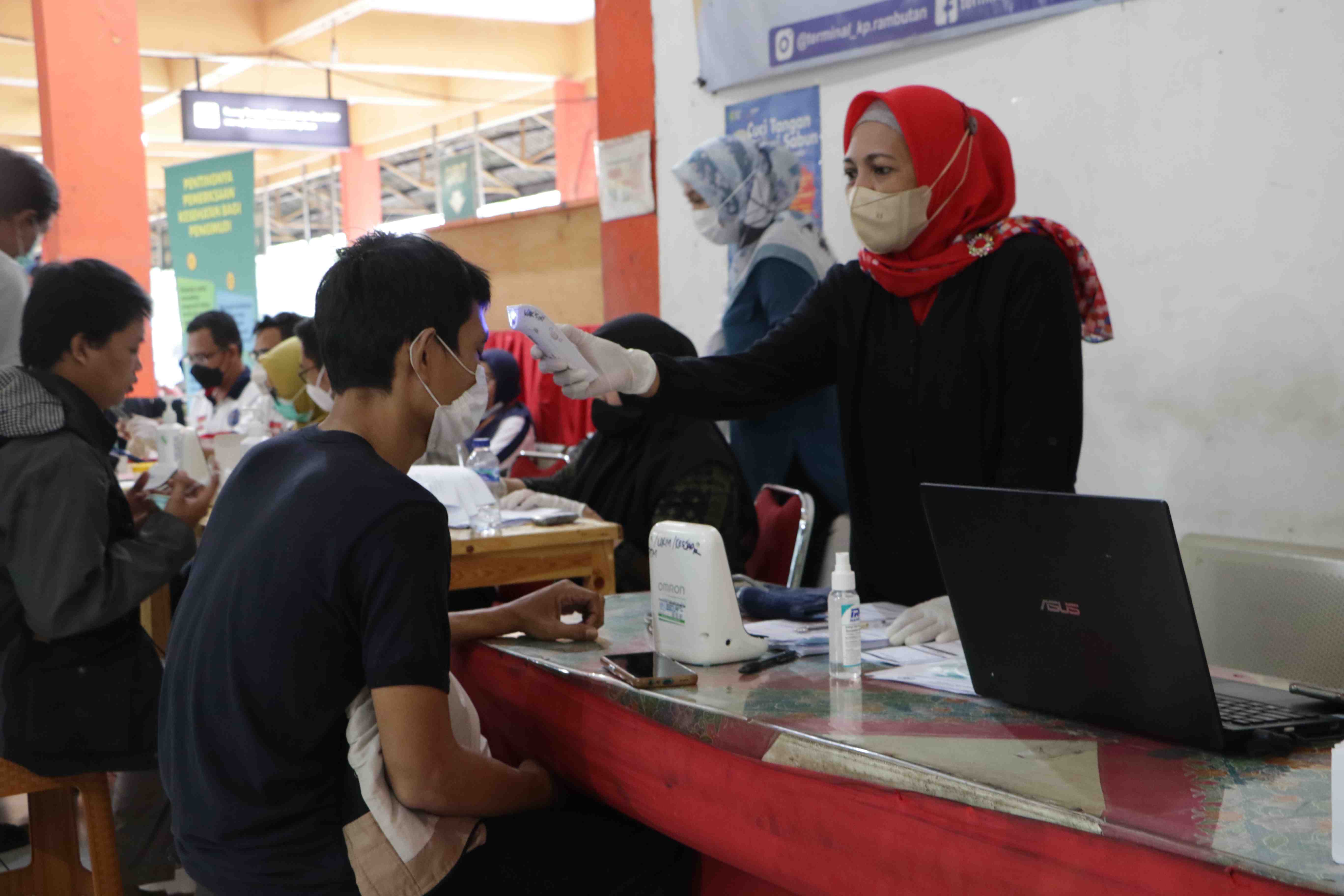 TERMINAL KAMPUNG RAMBUTAN MULAI DIPADATI PEMUDIK