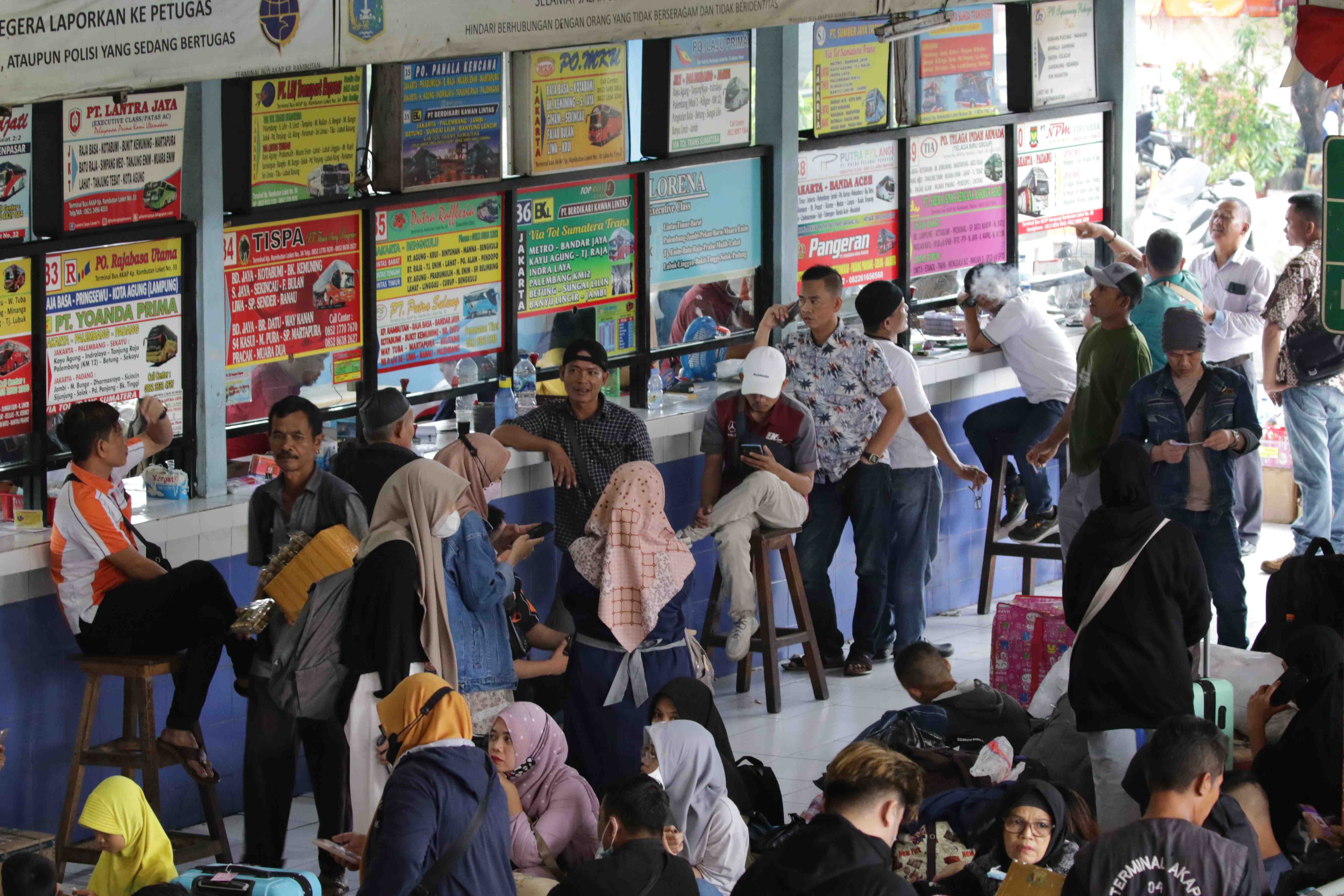 TERMINAL KAMPUNG RAMBUTAN MULAI DIPADATI PEMUDIK