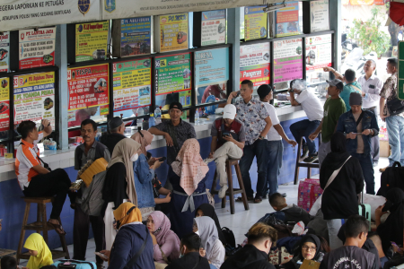 TERMINAL KAMPUNG RAMBUTAN MULAI DIPADATI PEMUDIK
