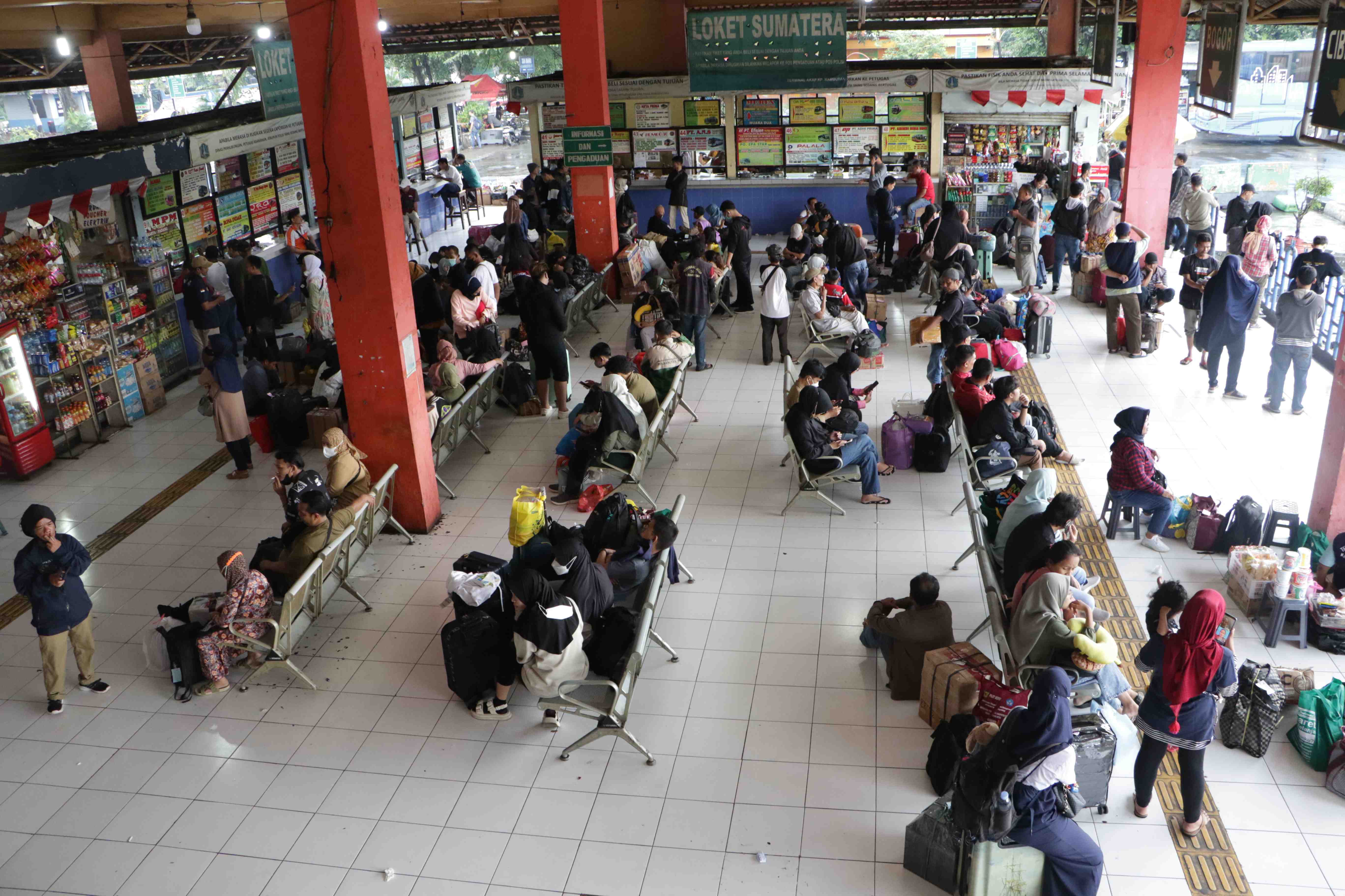 TERMINAL KAMPUNG RAMBUTAN MULAI DIPADATI PEMUDIK