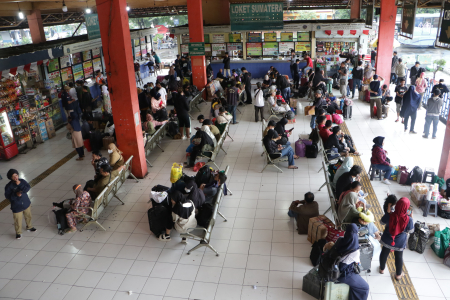 TERMINAL KAMPUNG RAMBUTAN MULAI DIPADATI PEMUDIK