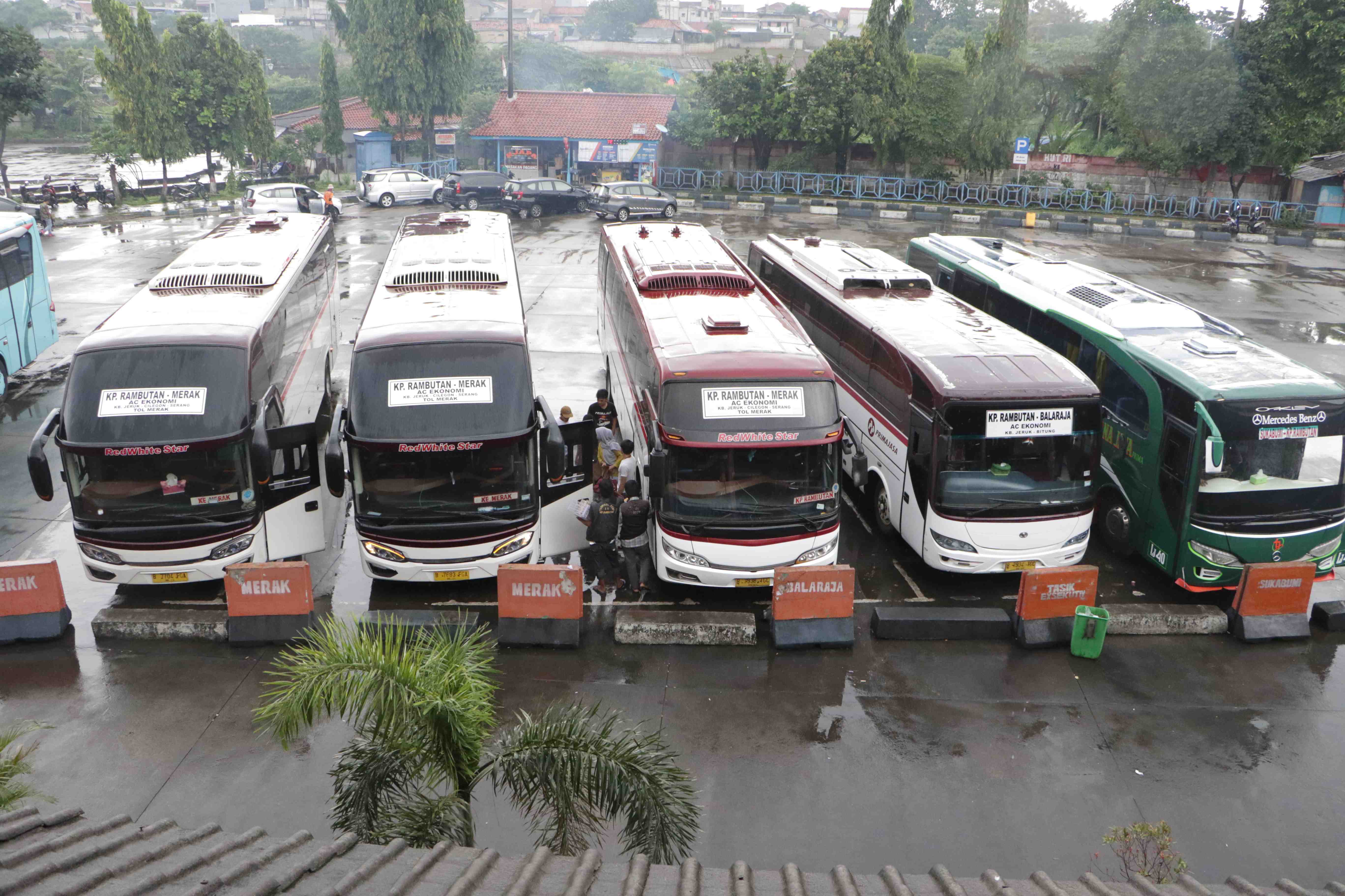 TERMINAL KAMPUNG RAMBUTAN MULAI DIPADATI PEMUDIK
