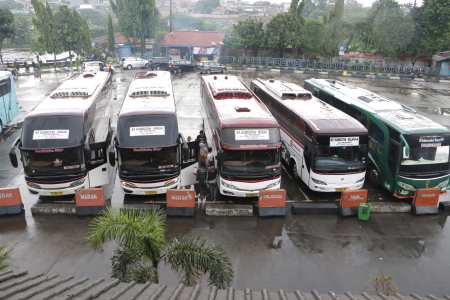 TERMINAL KAMPUNG RAMBUTAN MULAI DIPADATI PEMUDIK