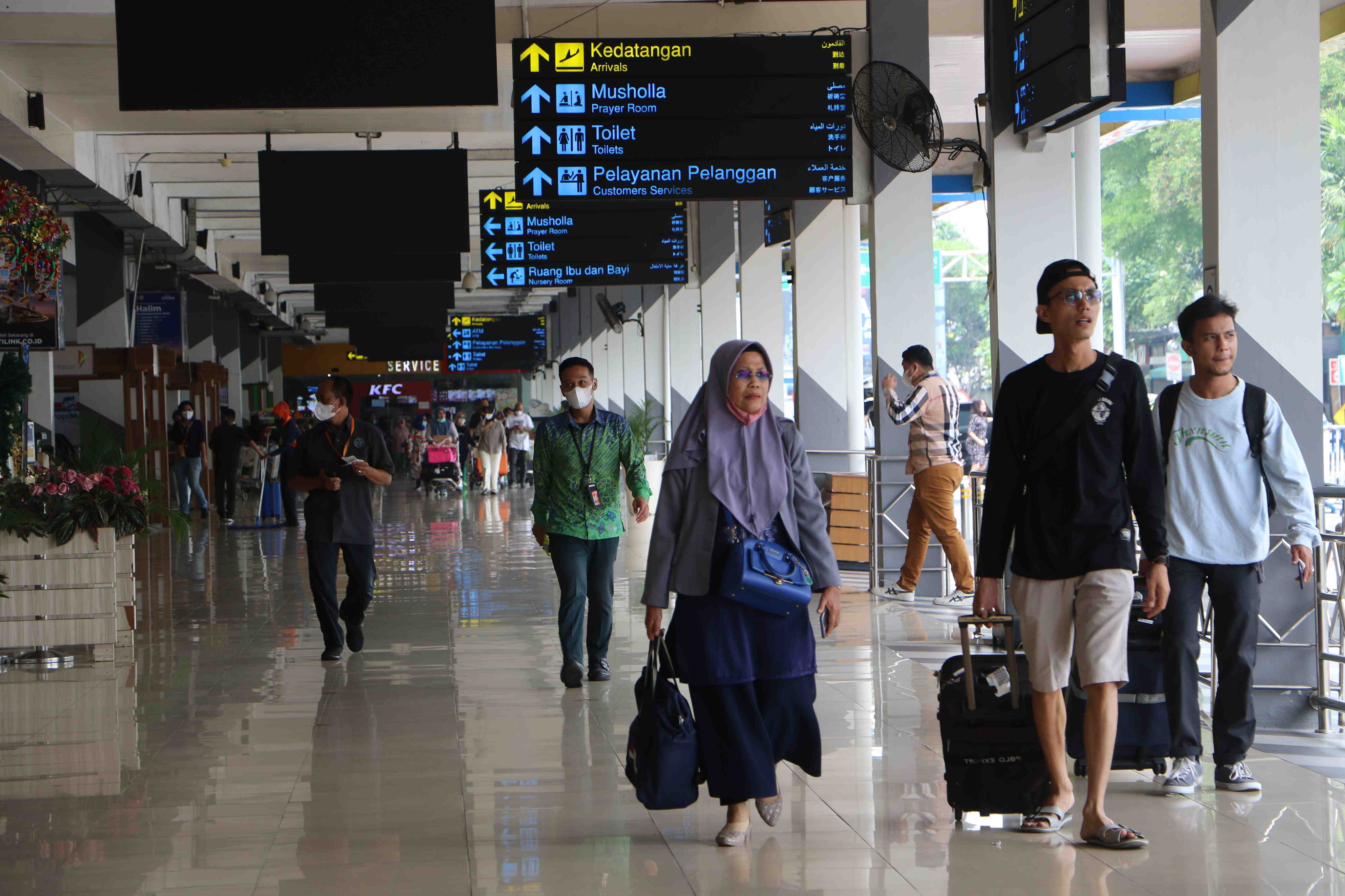 PENUMPANG BANDARA HALIM PERDANAKUSUMA NAIK 10 PERSEN