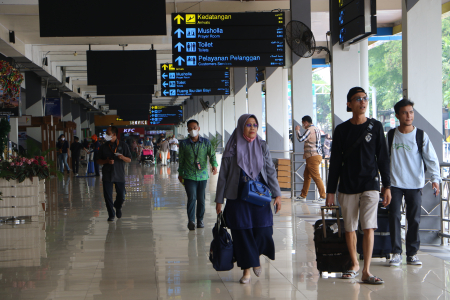 PENUMPANG BANDARA HALIM PERDANAKUSUMA NAIK 10 PERSEN