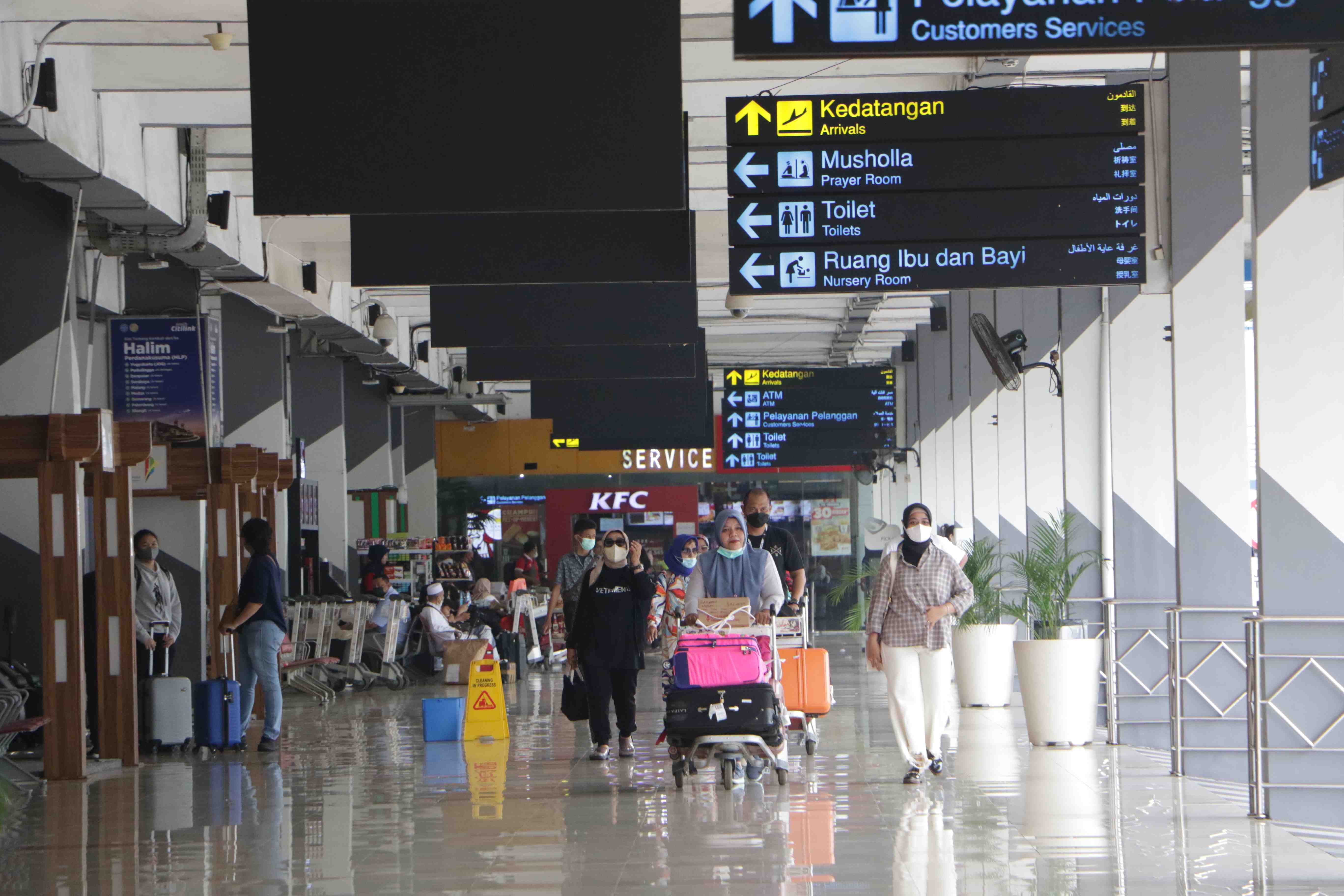 PENUMPANG BANDARA HALIM PERDANAKUSUMA NAIK 10 PERSEN