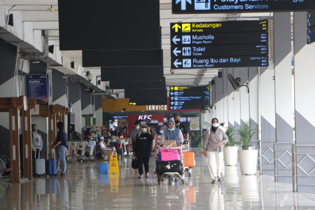 PENUMPANG BANDARA HALIM PERDANAKUSUMA NAIK 10 PERSEN